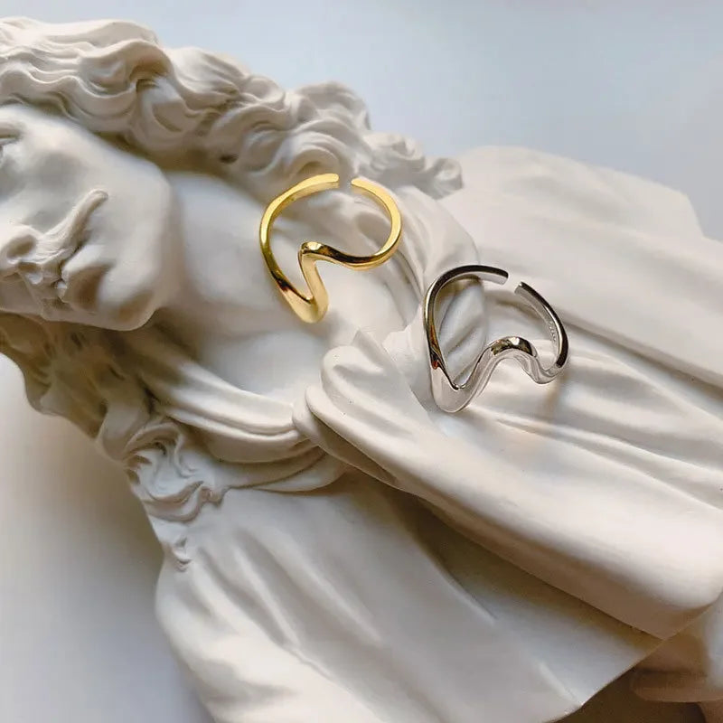 Anillo dorado femenino, diseño abierto