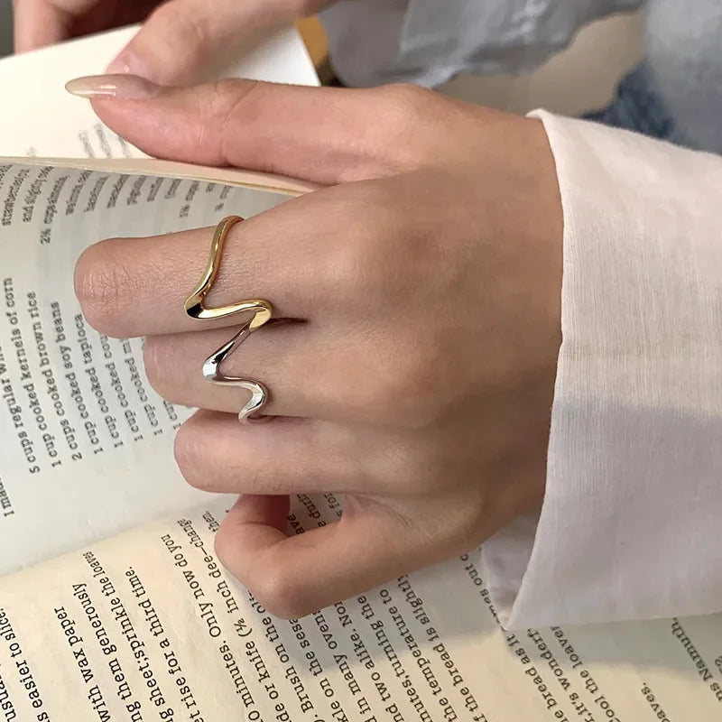 Anillo dorado femenino, diseño abierto